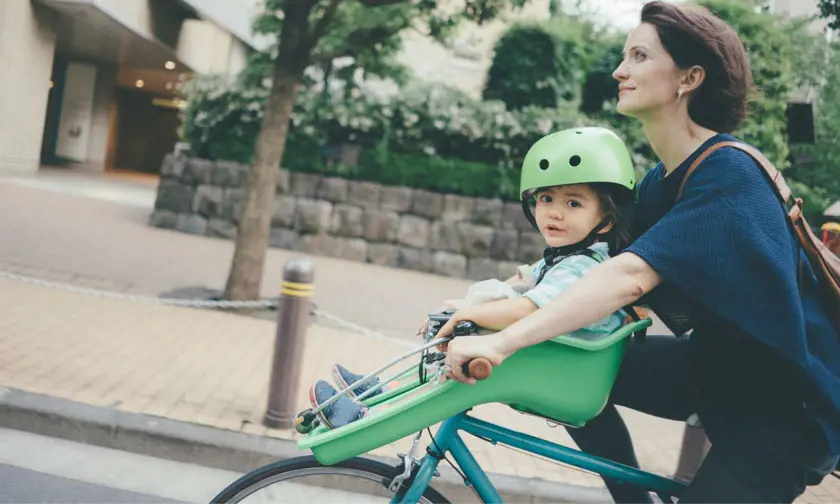 mère et enfant sur un vélo