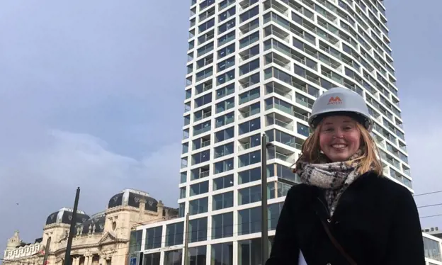 Karen met de Antwerp Tower op de achtergrond