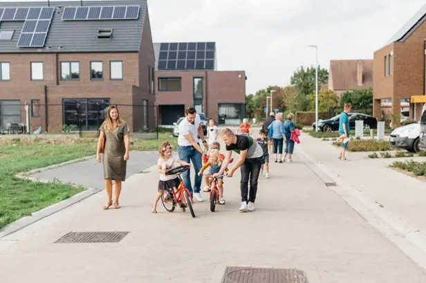 Woonwijk met zonnepanelen op de achtergrond