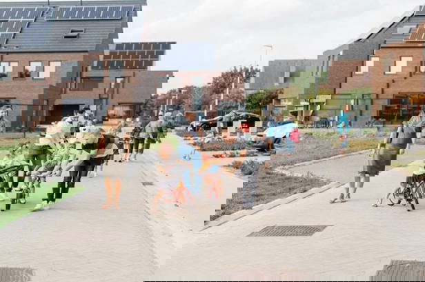 Woonwijk met zonnepanelen op de achtergrond