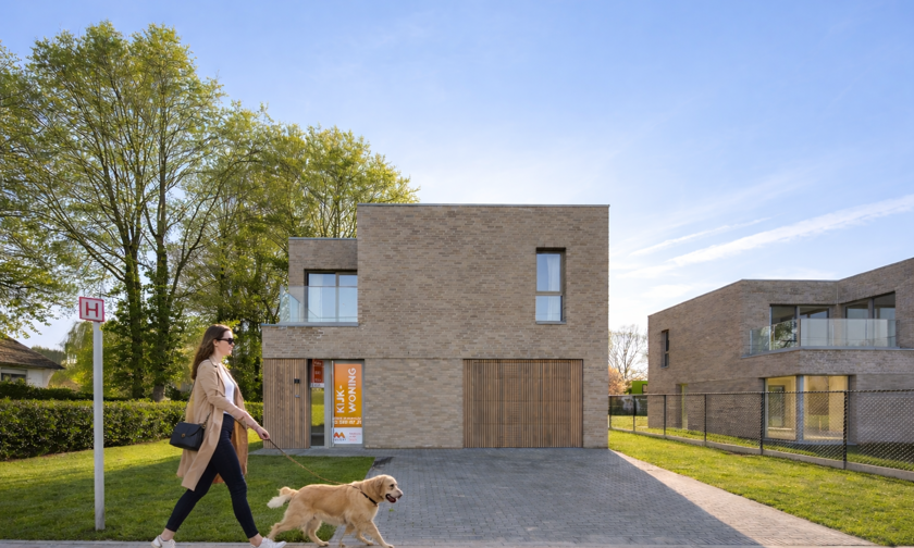 Halle moderne woning te koop - grote open bebouwing met houtaccenten en lichte beige, grijze gevelsteen