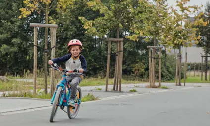 willebroek de naeyer kind op fiets bos bomen straat