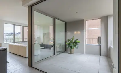 inpandig terras van een afgewerkt appartement  - verlengde van de woonkamer en connectie met de keuken