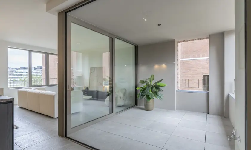 inpandig terras van een afgewerkt appartement  - verlengde van de woonkamer en connectie met de keuken
