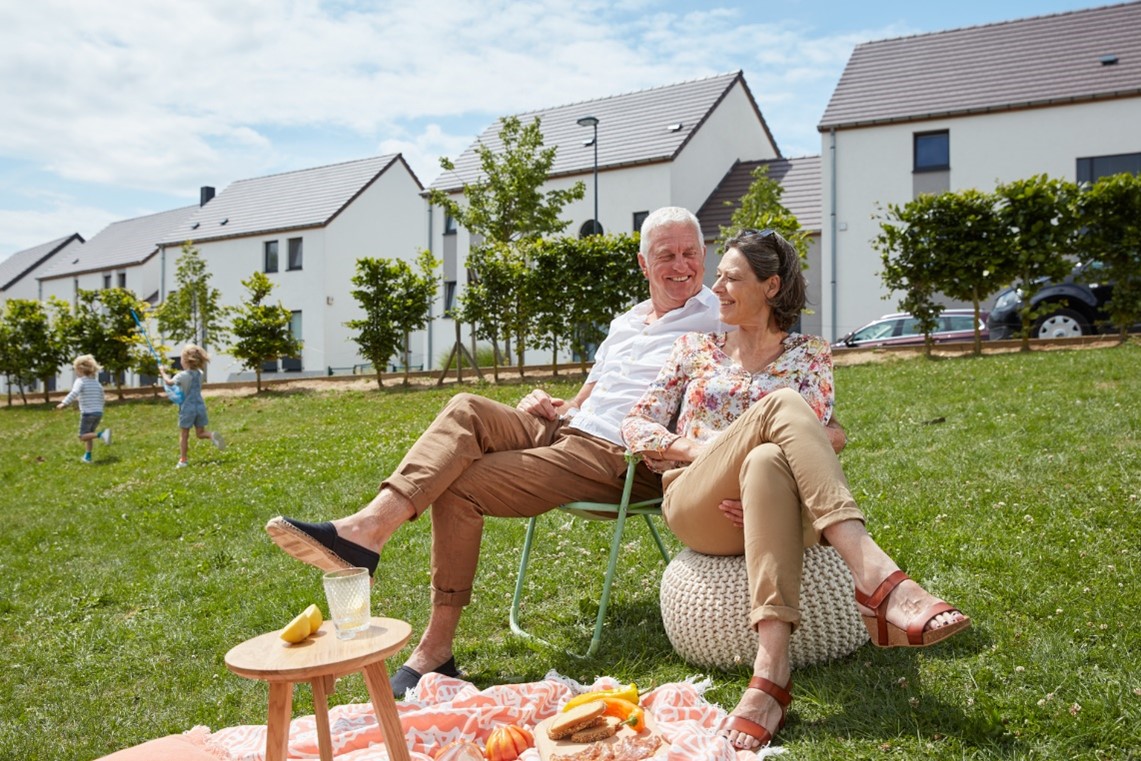 Couple dans le jardin avec des enfants qui jouent