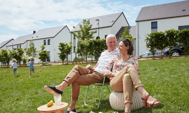 Koppel in tuin met spelende kinderen