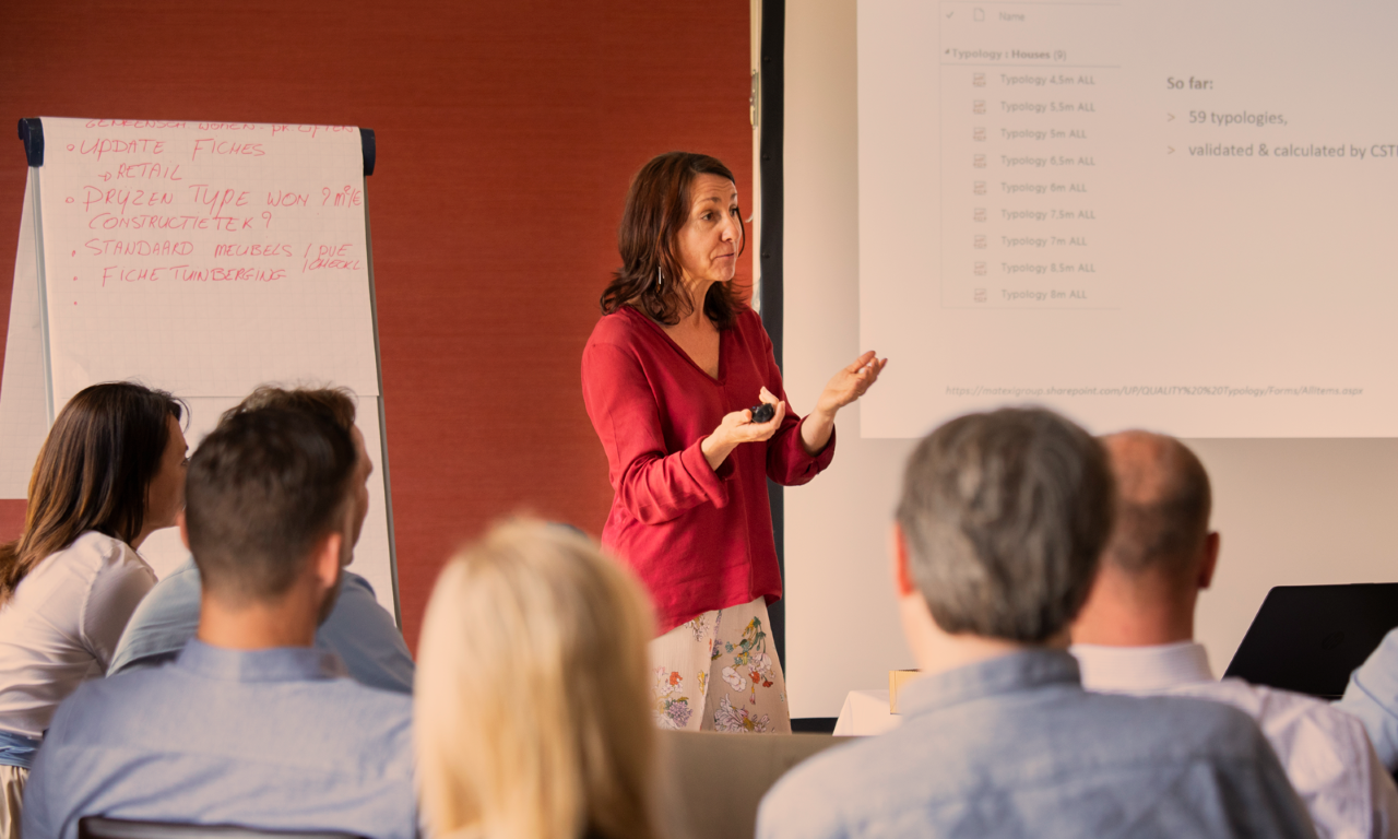 Matexi collega geeft een lezing over een bepaald onderwerp