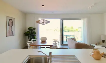 Geel Laar mooi interieur modern cementvloer keuken houten eettafel