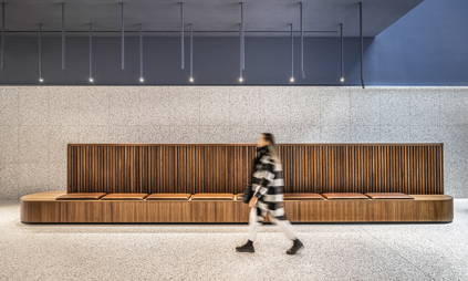 antwerp tower lobby wandelende dame postbussen