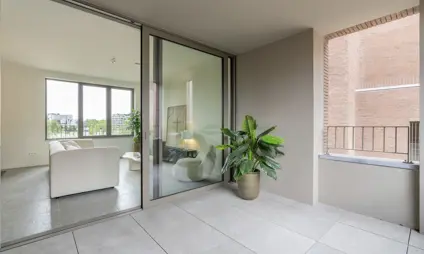 inpandig terras van een afgewerkt appartement  - verlengde van de woonkamer en connectie met de keuken