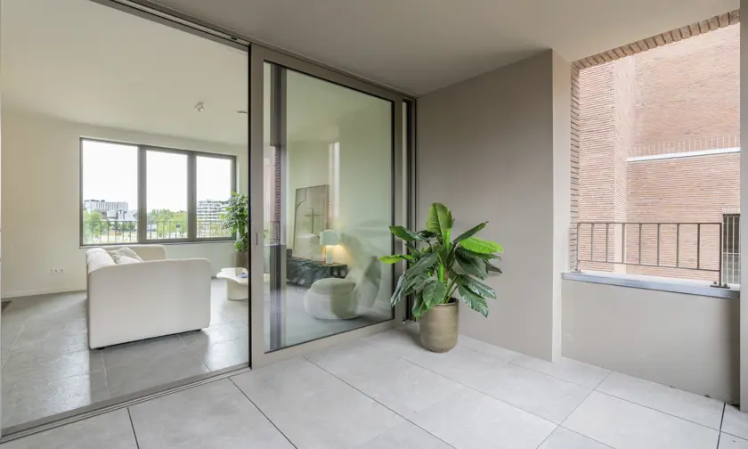 inpandig terras van een afgewerkt appartement  - verlengde van de woonkamer en connectie met de keuken
