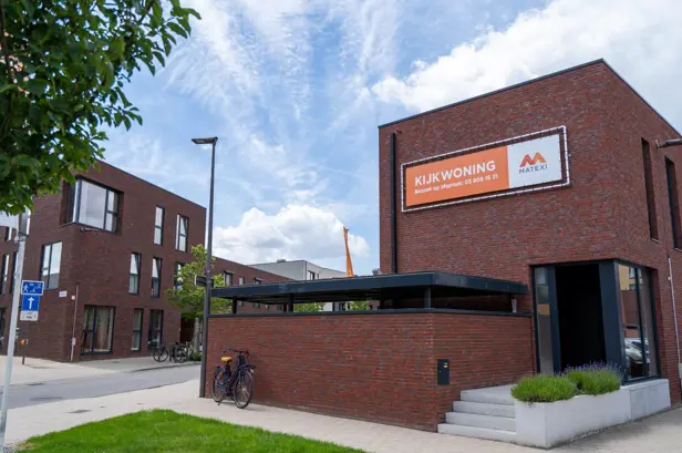 deurne eksterlaer bezoek de kijkwoning blauwe lucht boom groen