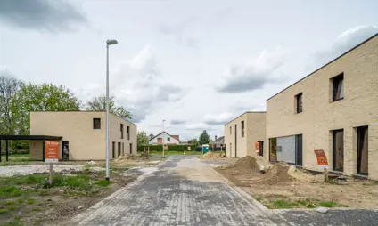 Woningen en bouwgronden in woonbuurt Tenrijt. 