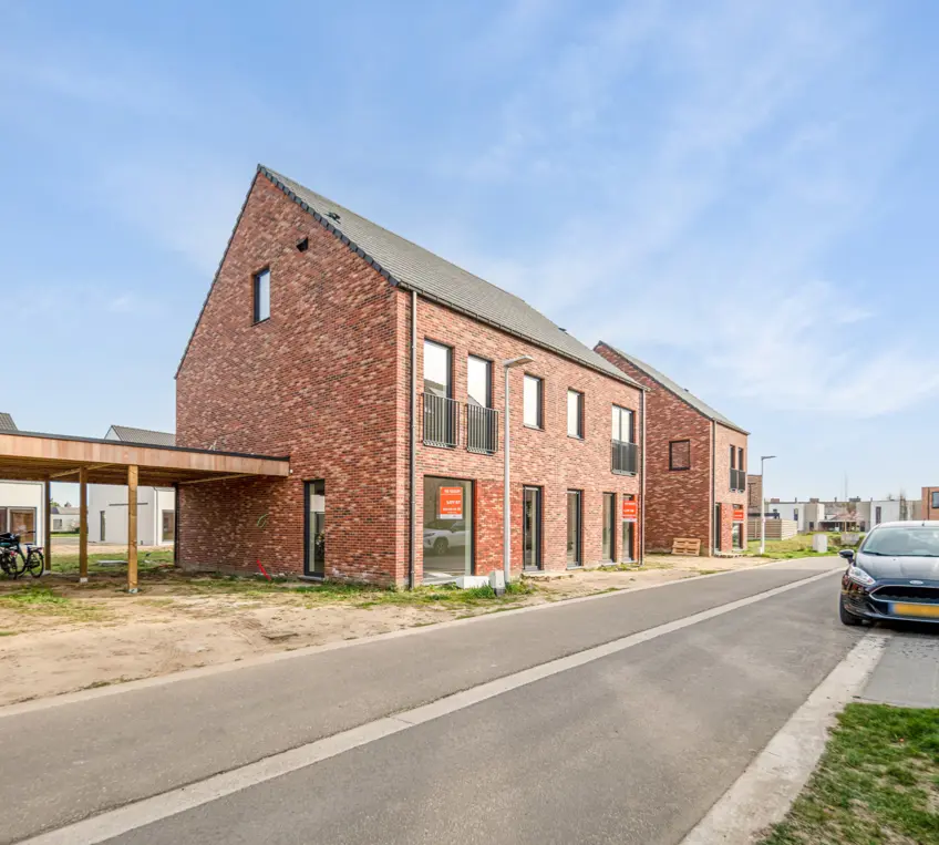 Huis in Maaseik, moderne nieuwbouw met rode steen en zadeldak met 3 slaapkamers