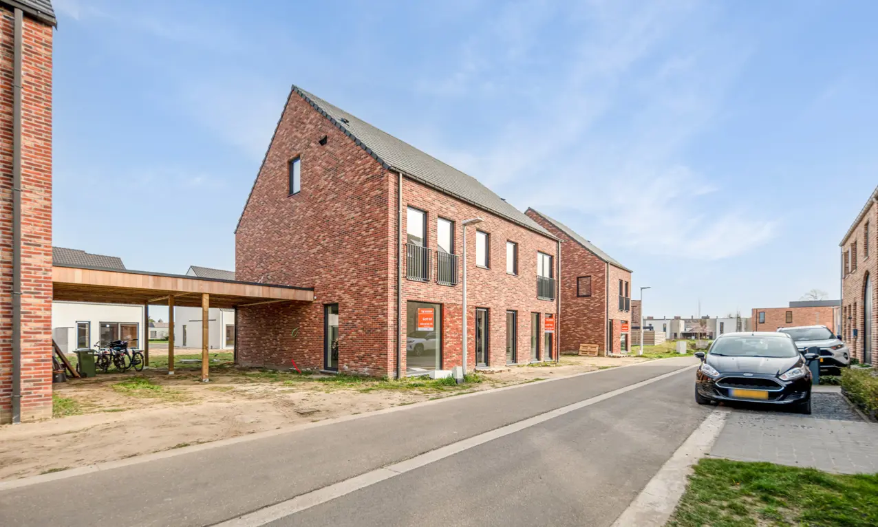 Huis in Maaseik, moderne nieuwbouw met rode steen en zadeldak met 3 slaapkamers