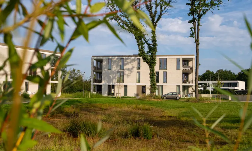 De woonbuurt Paul Piperslaan bestaat uit appartementen en woningen met een groen parkje.