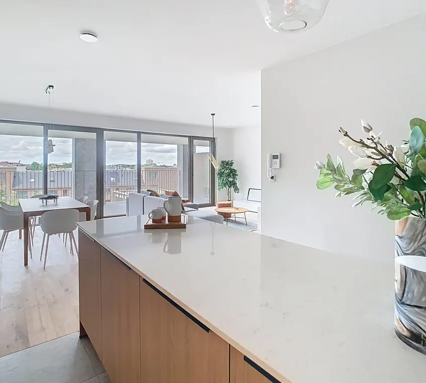 ruime, lichte keuken en woonkamer met veel lichtinval, parket en grote raampartijen aan de private daktuin, grenzend aan een ruim terras - afgewerkt kijkappartement 