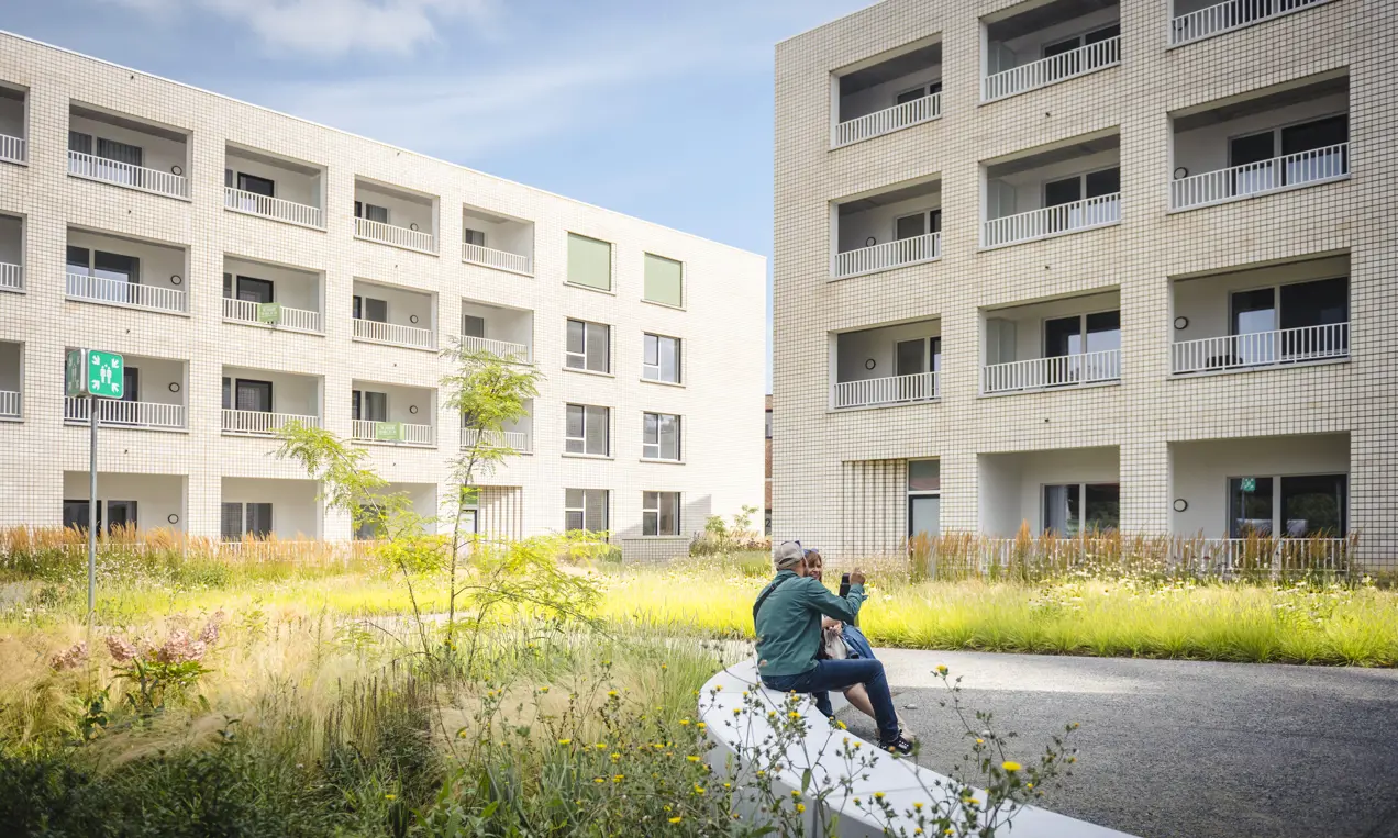 Exterieur van assistentieappartementen met binnenplein in Aalst
