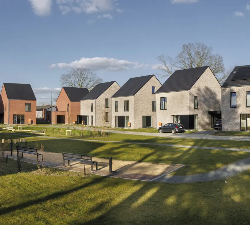 Un quartier résidentiel moderne avec des jardins verts et des maisons neuves individuelles spacieuses