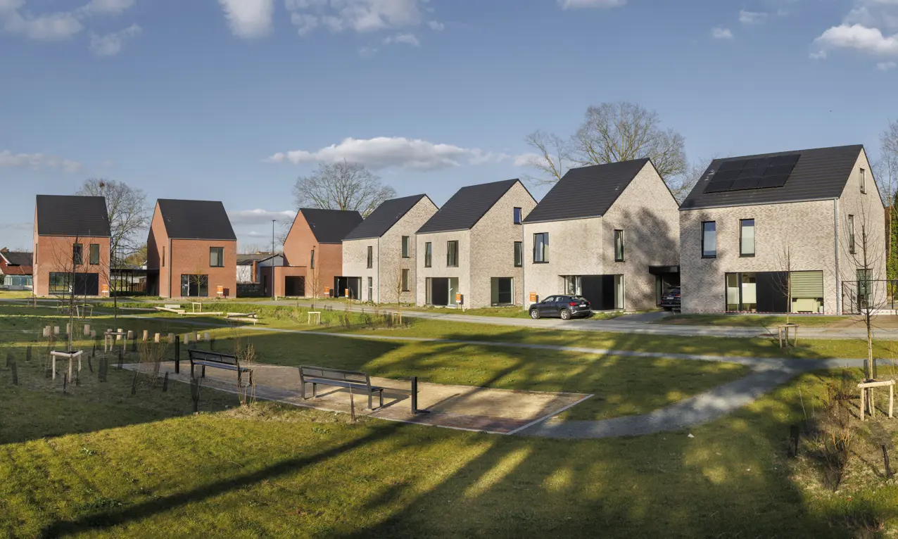 Een moderne woonbuurt met groene tuinen en ruime vrijstaande nieuwbouwhuizen