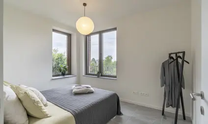slaapkamer afgewerkt appartement - uitzicht op het Broekermolenplein en de Gelatinesite. Afgewerkt met hoogwaardige materialen, veel lichtinval.