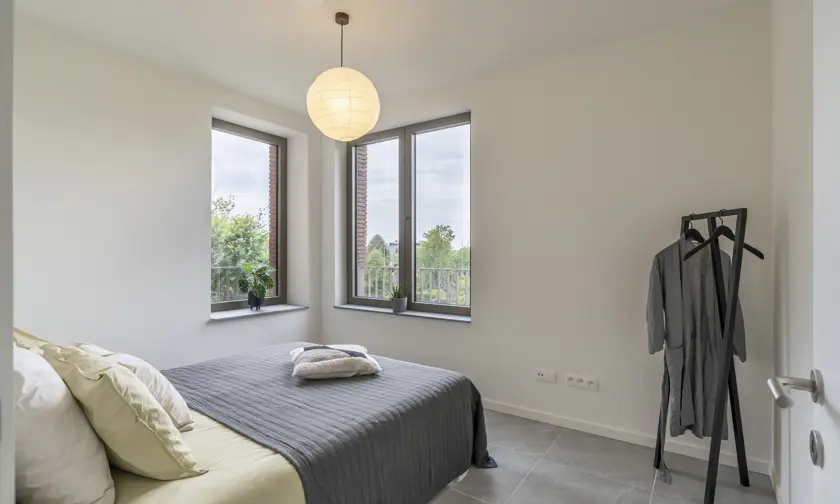 slaapkamer afgewerkt appartement - uitzicht op het Broekermolenplein en de Gelatinesite. Afgewerkt met hoogwaardige materialen, veel lichtinval.