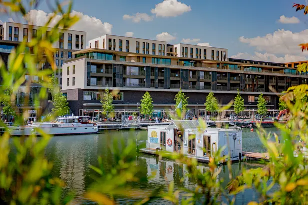Stedelijk uitzicht op Quartier Bleu in Hasselt met waterpartijen en moderne architectuur.
