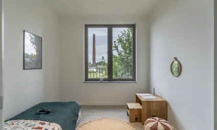 (kinder)slaapkamer in een afgewerkt appartement - uitzicht op het Broekermolenplein en de Gelatinesite. Afgewerkt met hoogwaardige materialen, veel lichtinval.
