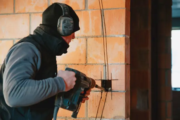 Andy au travail avec une perceuse