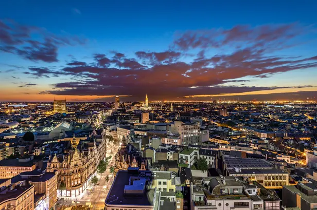 Uitzicht vanaf de Antwerp Tower op Antwerpen tijdens de avond