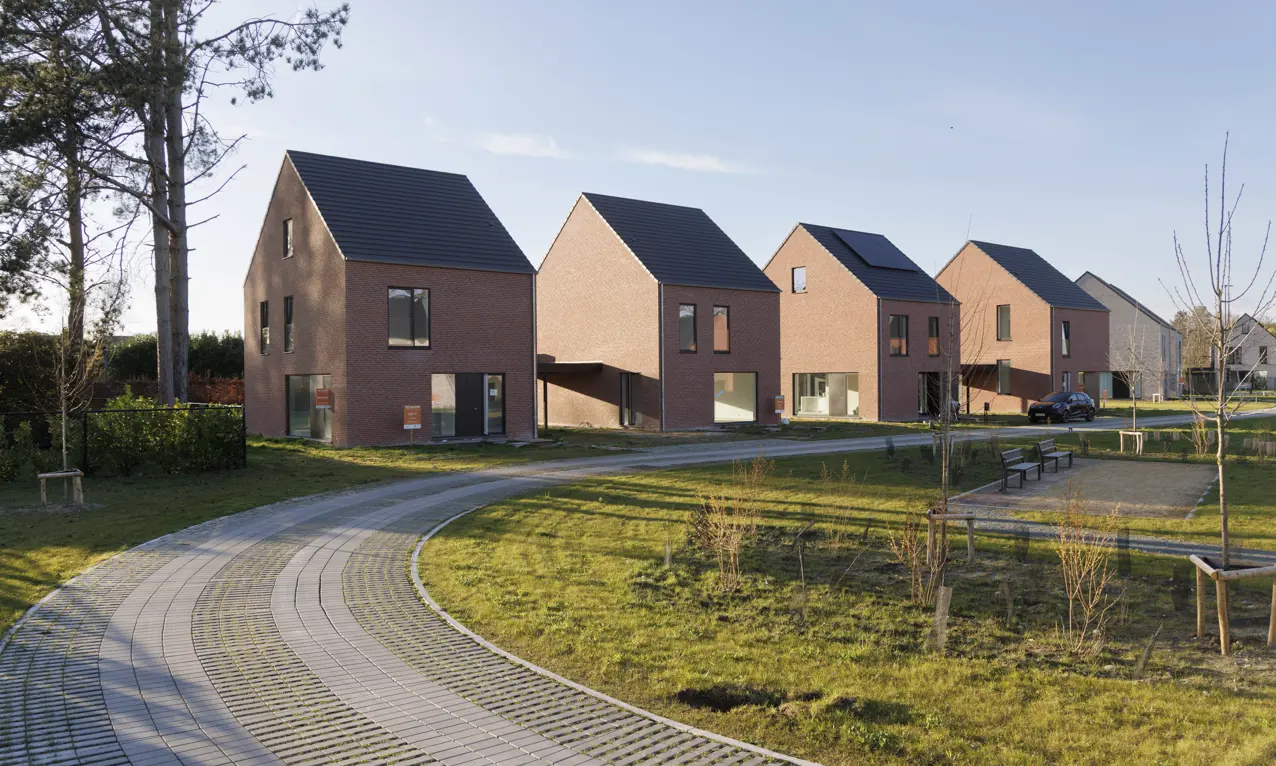 Een nieuwbouwproject met moderne architectuur en groene omgeving, bestaande uit vrijstaande huizen