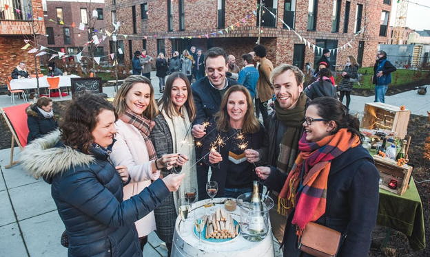 Collega's vieren feest op de Pier Kornel werf