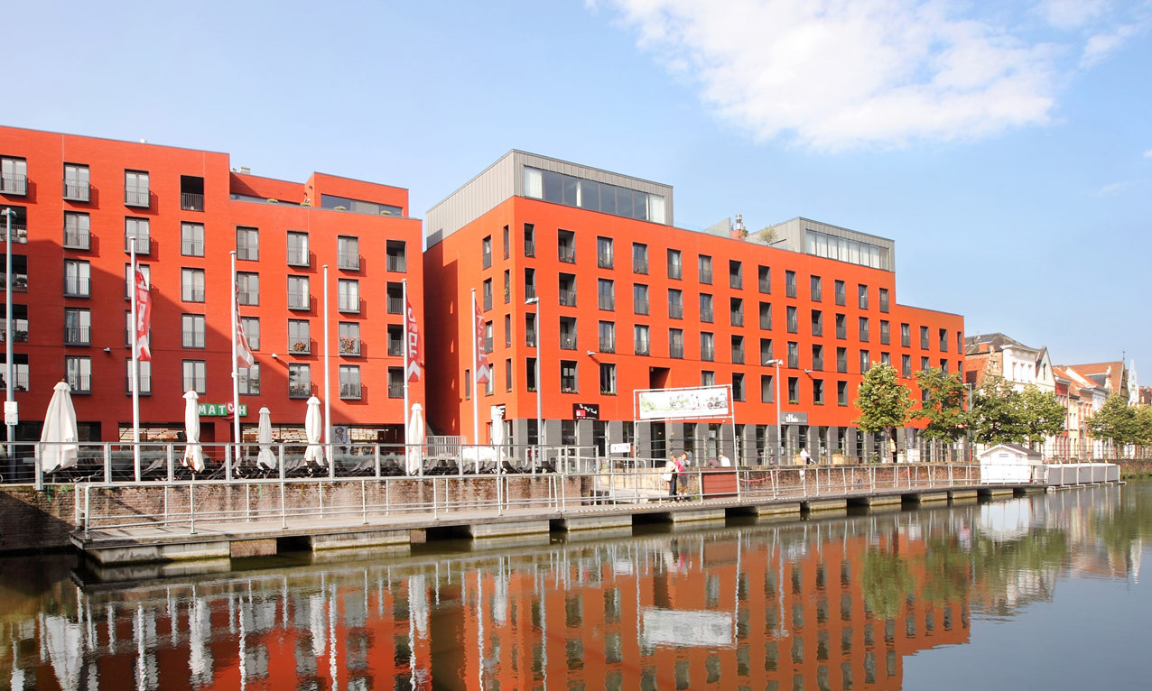 Zicht vanaf het water op het Lamot complex