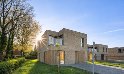 Halle moderne woning te koop - grote open bebouwing met houtaccenten en lichte beige, grijze gevelsteen