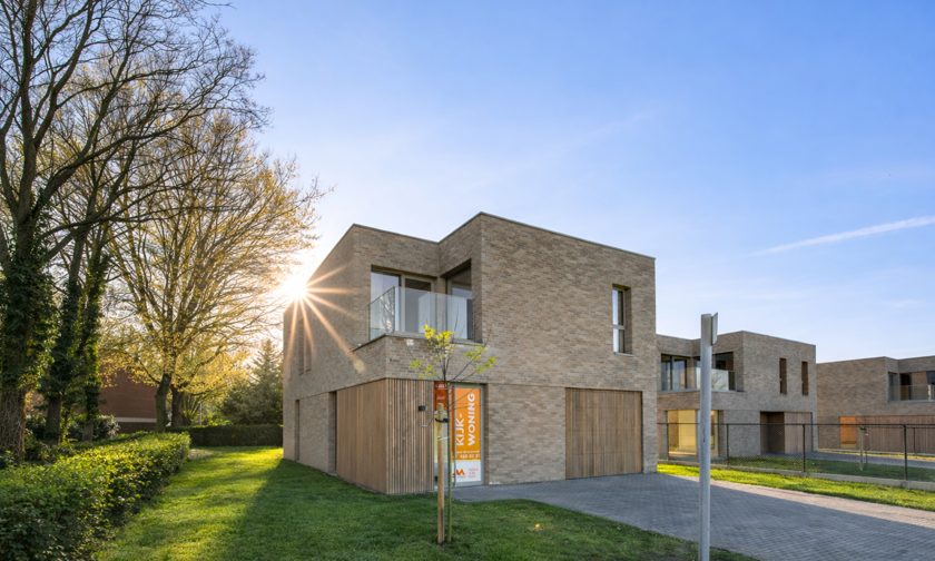 Halle moderne woning te koop - grote open bebouwing met houtaccenten en lichte beige, grijze gevelsteen