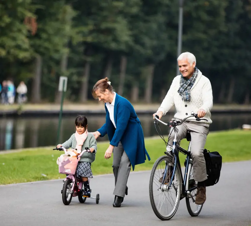 turnhout-anco-torens grootouders kindje spelen fiets water