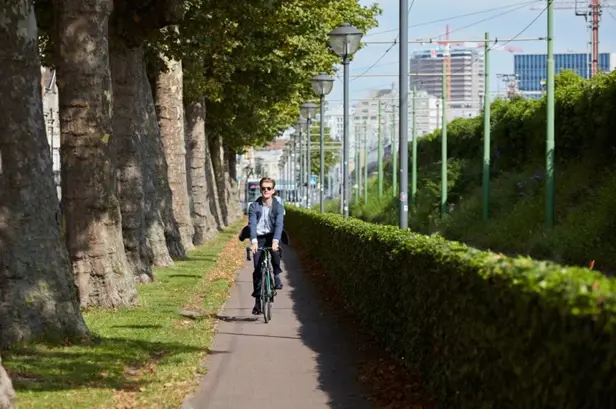 Persoon die fietst in de stad
