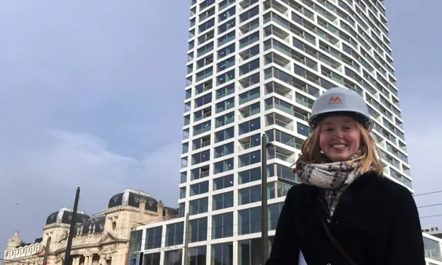 Karen met de Antwerp Tower op de achtergrond