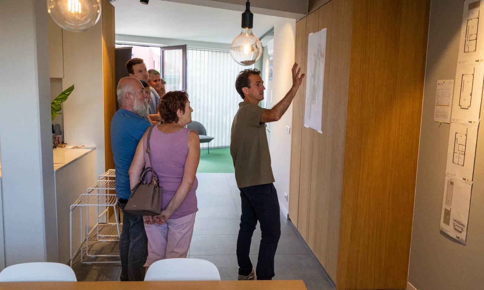 Collègue Christophe montre les plans d'un nouveau quartier