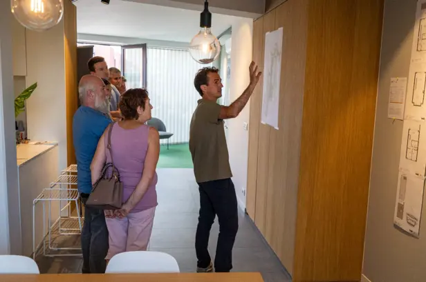 Collègue Christophe montre les plans d'un nouveau quartier