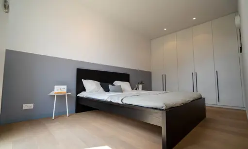 Bed van een 2 slaapkamer appartement