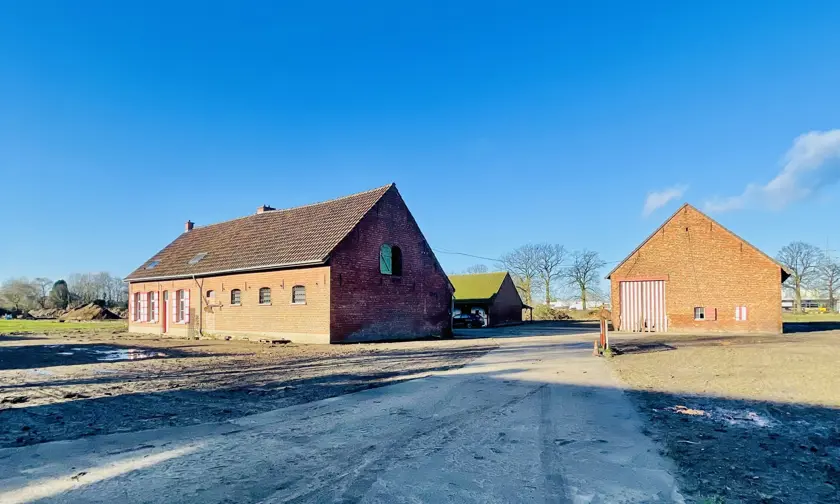wijnegem-ertbrugge-hoeve-blauwe lucht