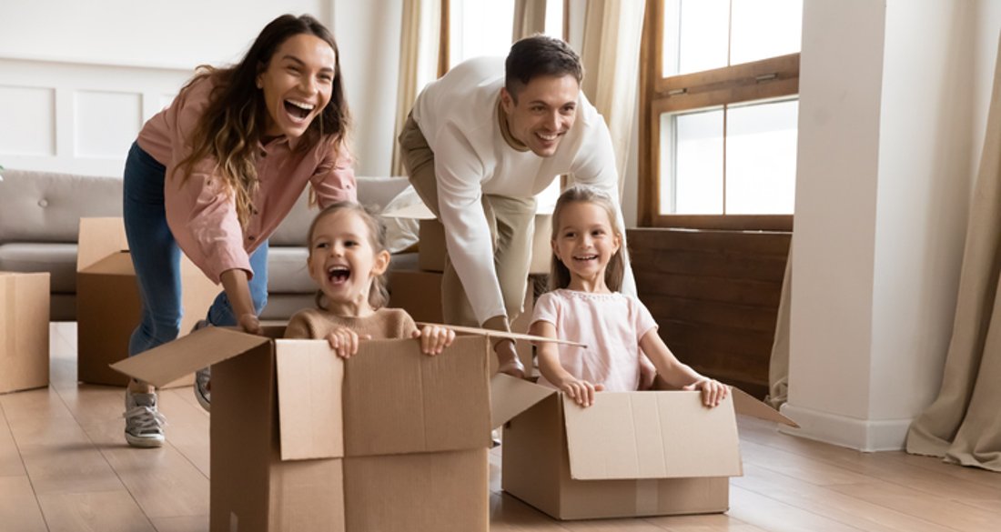 Gezin aan het spelen met kinderen