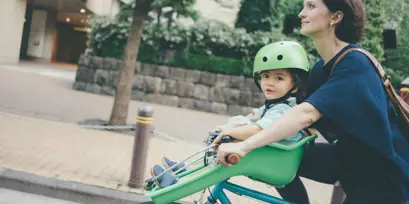mère et enfant sur un vélo