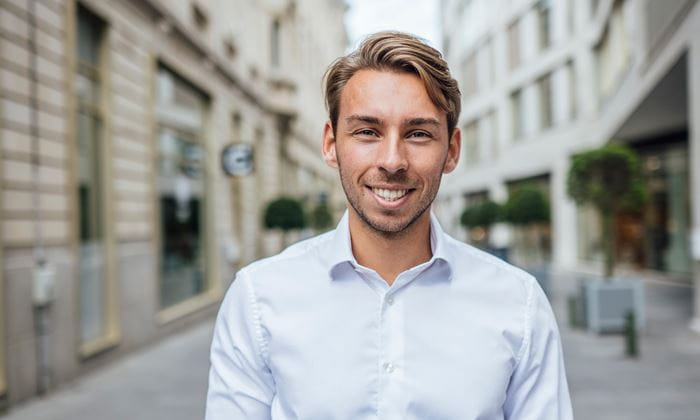 Portret van Thomas in een winkelstraat