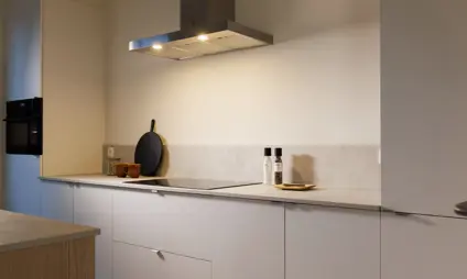 Geel Villa Spoorbloem Kijk Appartement leefruimte woonkamer keuken 