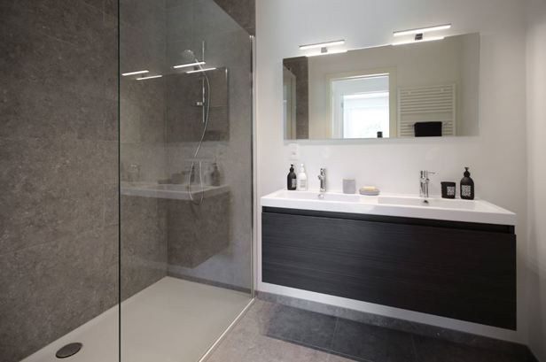 Badkamer met douche