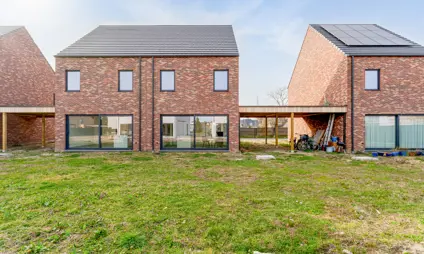 Huis in Maaseik, moderne nieuwbouw met rode steen en zadeldak met 3 slaapkamers