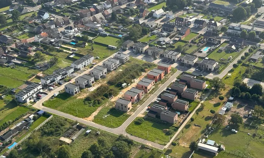 Une vue aérienne du quartier résidentiel Lanaken Postweg.